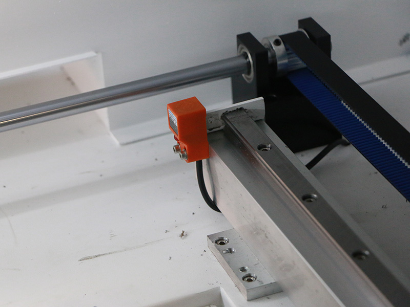 HIWIN旋轉(zhuǎn)導(dǎo)軌 CO2 激光雕刻機 HIWIN旋轉(zhuǎn)導(dǎo)軌 CO2 激光雕刻機