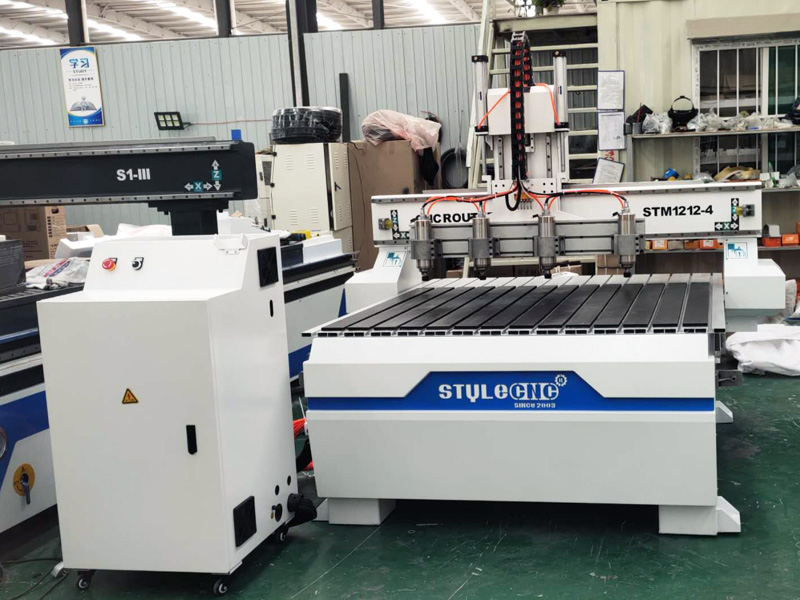 帶 4 個頭的多軸數控木工機 帶 4 個頭的多軸數控木工機