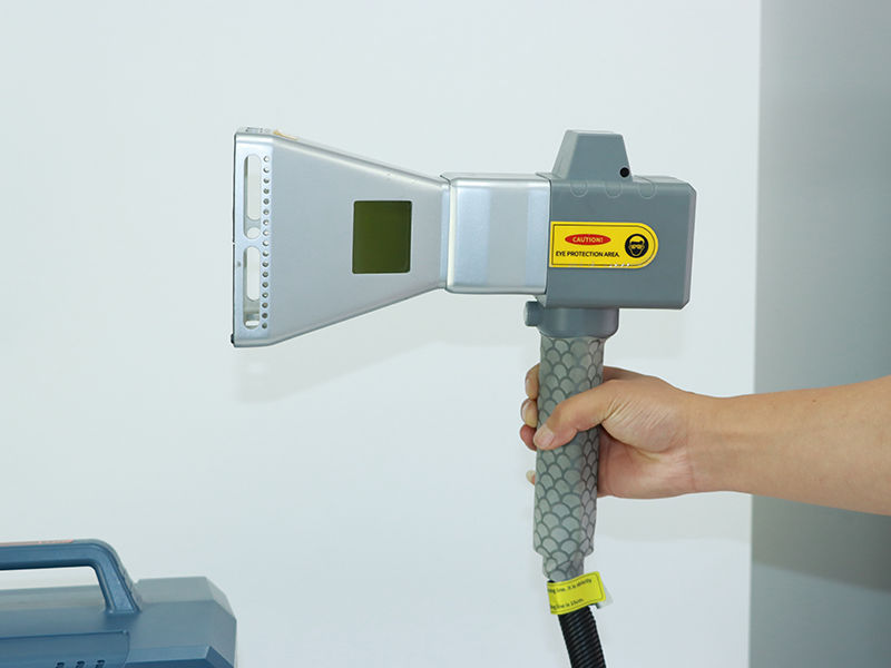 電池供電的便攜式手持光纖激光雕刻機(jī) 電池供電的便攜式手持光纖激光雕刻機(jī)