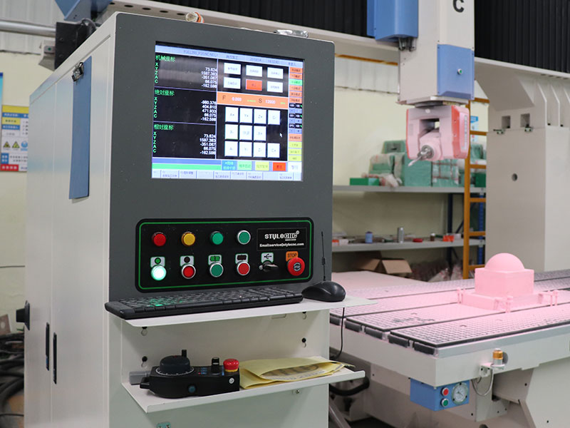 配備新代 控制系統的五軸數控雕刻機