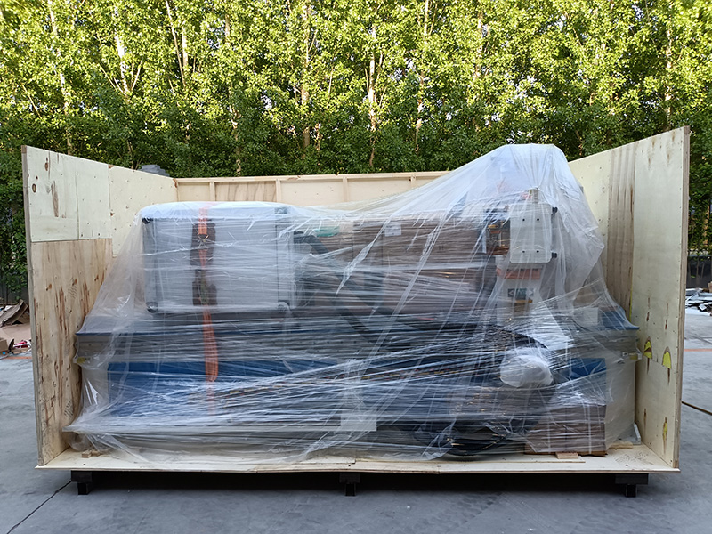 自動換刀數控雕刻機的包裝 自動換刀數控雕刻機的包裝