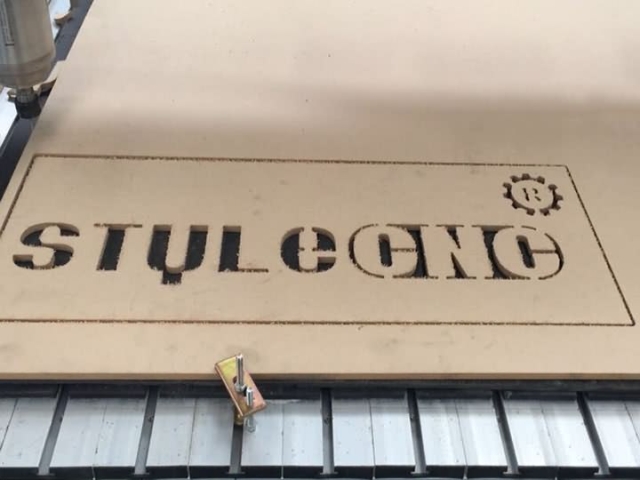 用于木質(zhì)標(biāo)牌切割項目的數(shù)控雕刻機 用于木質(zhì)標(biāo)牌切割項目的數(shù)控雕刻機