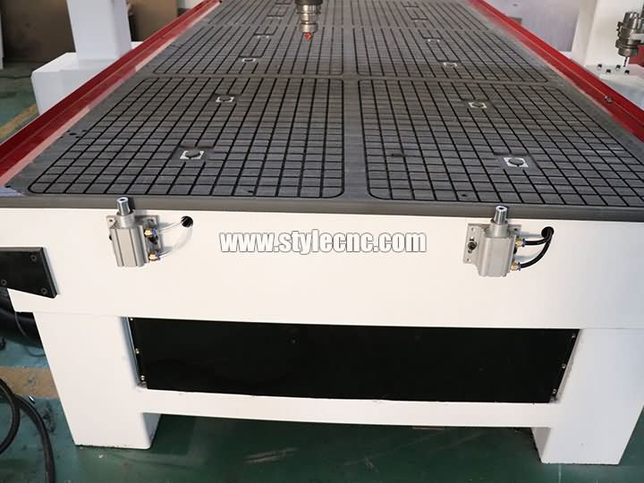 Carousel自動(dòng)換刀數(shù)控加工中心氣缸位置