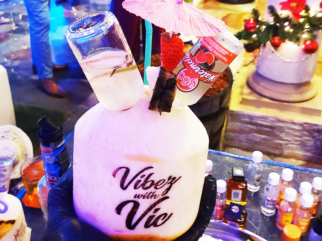 新鮮椰子上的激光雕刻標志 新鮮椰子上的激光雕刻標志