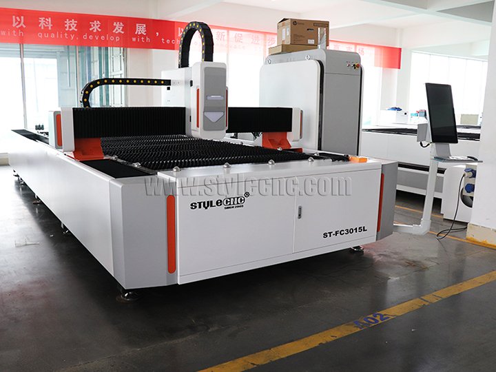 ST-FC3015L 為美國客戶提供光纖激光切割機