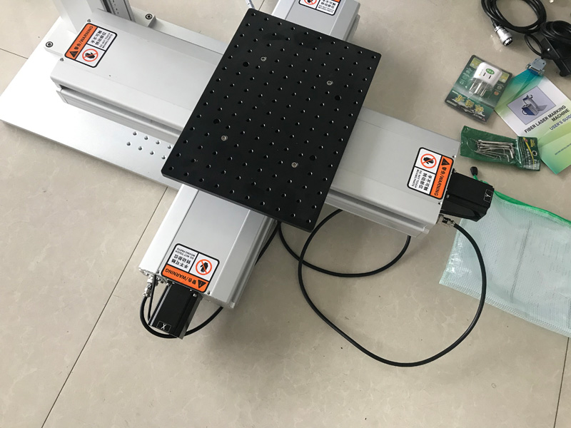 帶橫向滑軌的滑動(dòng)工作臺(tái) 帶橫向滑軌的滑動(dòng)工作臺(tái)