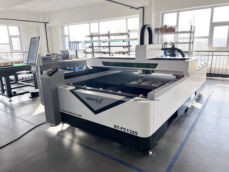 2025最便宜 4x8 光纖激光不銹鋼切割機(jī) 1500W